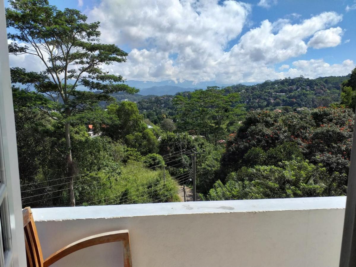 Crown Hills Kandy Inn エクステリア 写真