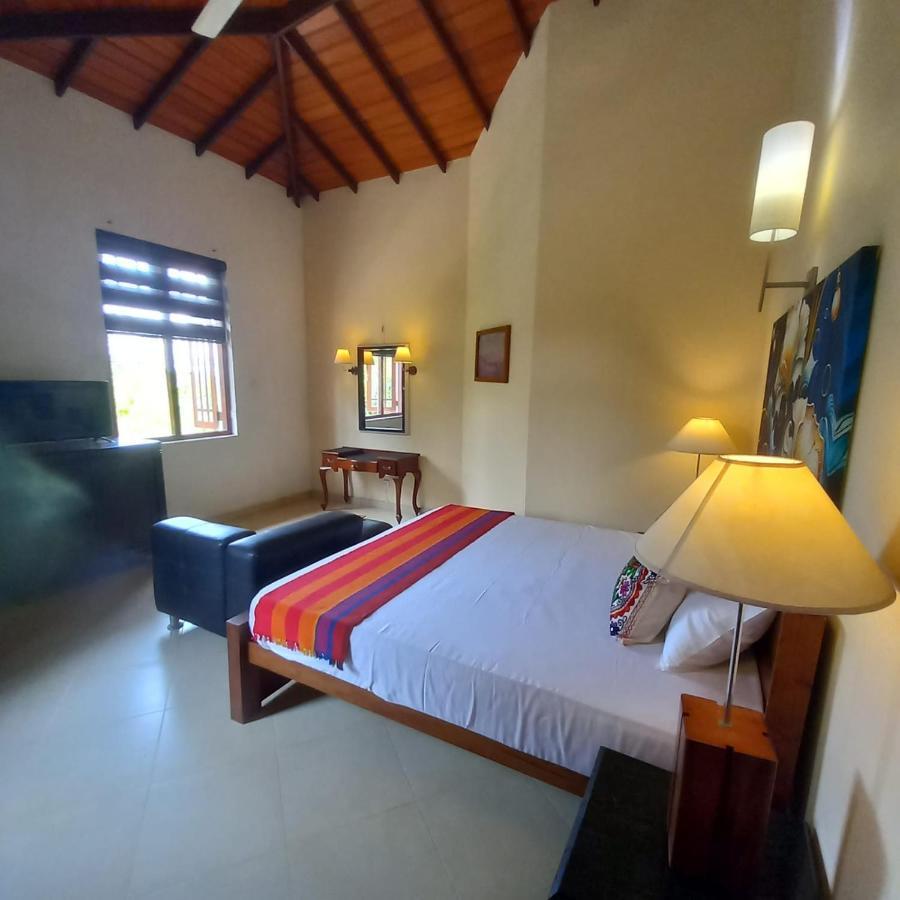 Crown Hills Kandy Inn エクステリア 写真