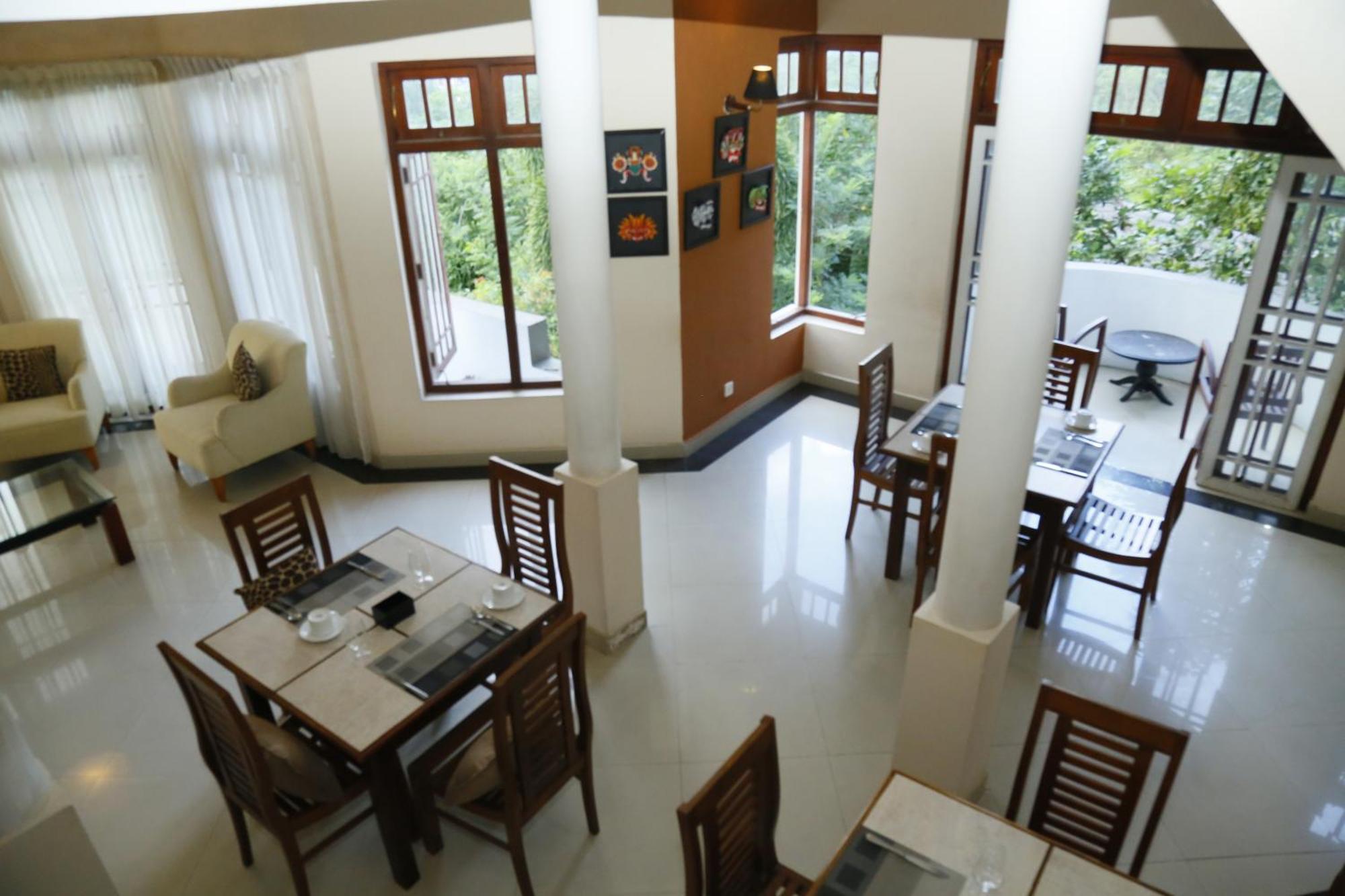 Crown Hills Kandy Inn エクステリア 写真