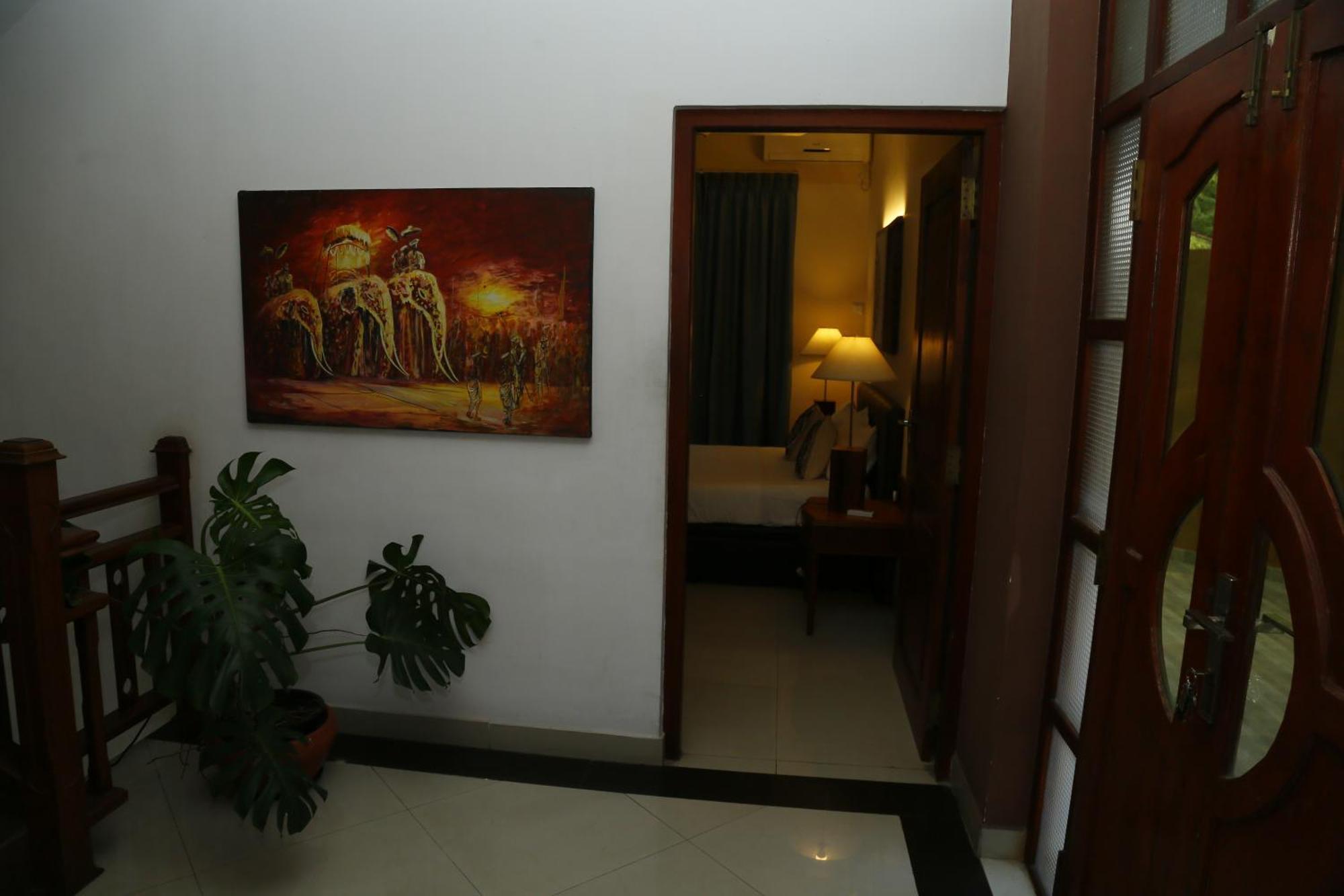 Crown Hills Kandy Inn エクステリア 写真