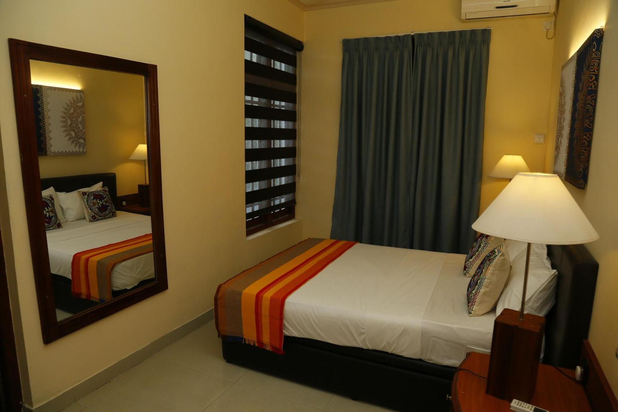 Crown Hills Kandy Inn エクステリア 写真